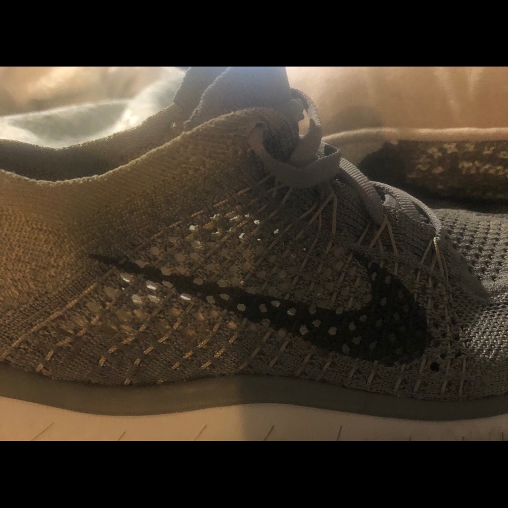 LIKE NEW Nike Sneakers FREE RN FLYKNIT sz8.5
